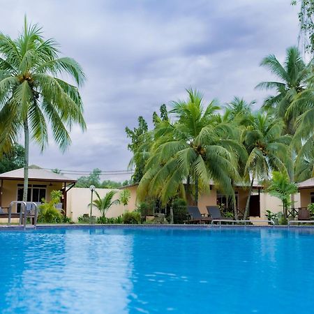 Langkah Syabas Beach Resort Kinarut Buitenkant foto